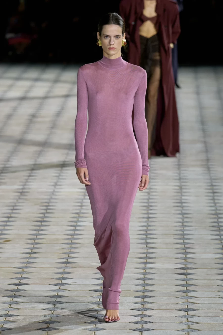 PFW: Ο YSL ανέδειξε την Παριαζιάνικη λάμψη με φόντο τον Πύργο του Άιφελ- Φωτογραφία 7