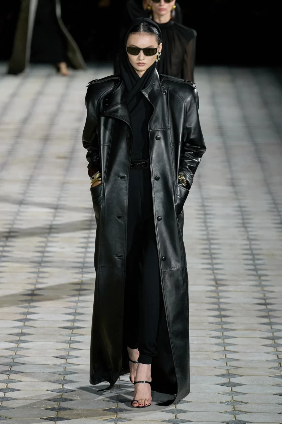 PFW: Ο YSL ανέδειξε την Παριαζιάνικη λάμψη με φόντο τον Πύργο του Άιφελ- Φωτογραφία 8