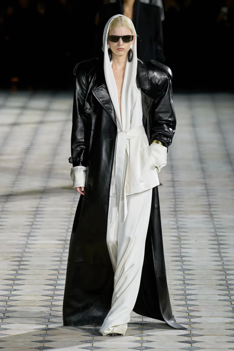 PFW: Ο YSL ανέδειξε την Παριαζιάνικη λάμψη με φόντο τον Πύργο του Άιφελ- Φωτογραφία 9