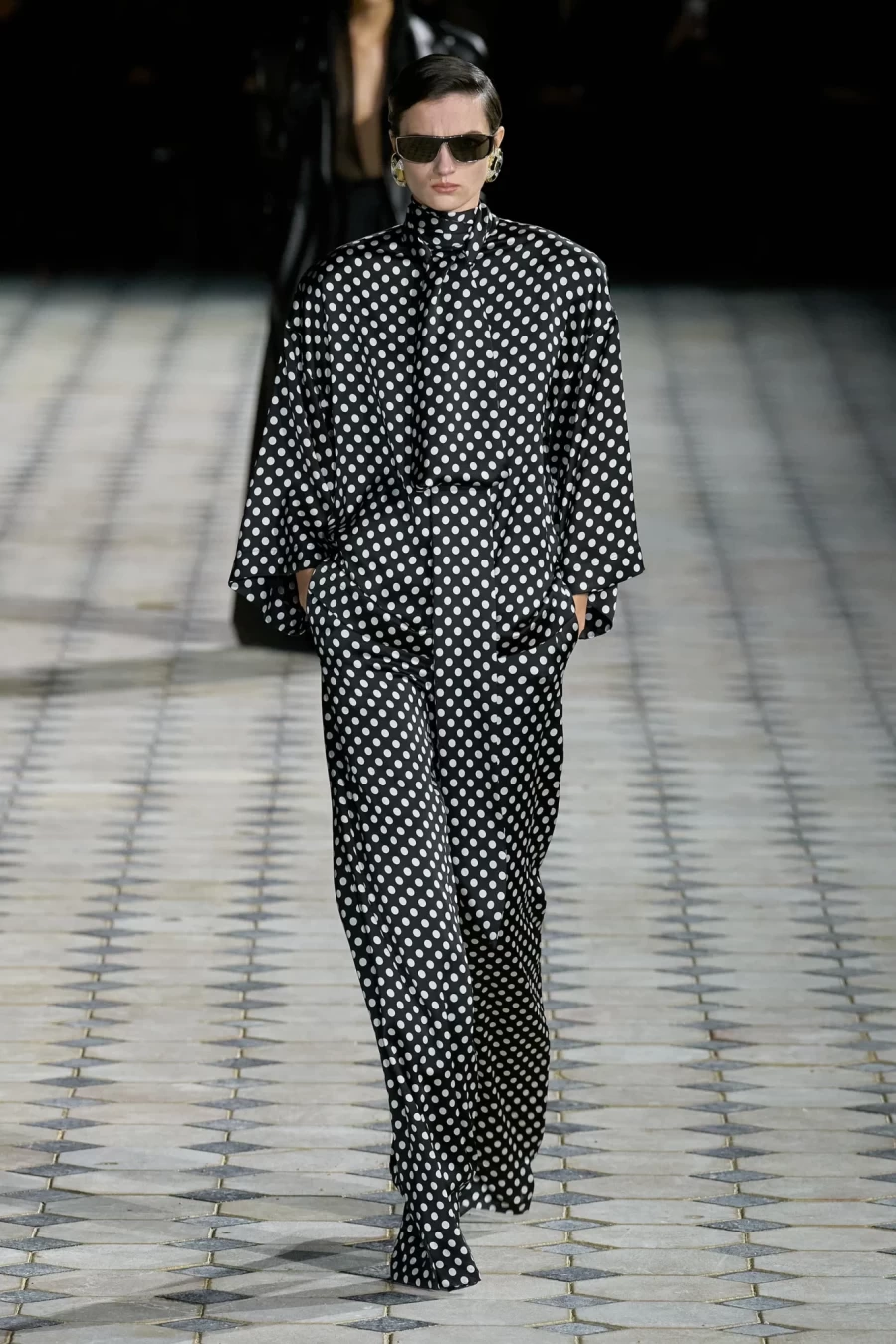 PFW: Ο YSL ανέδειξε την Παριαζιάνικη λάμψη με φόντο τον Πύργο του Άιφελ- Φωτογραφία 10