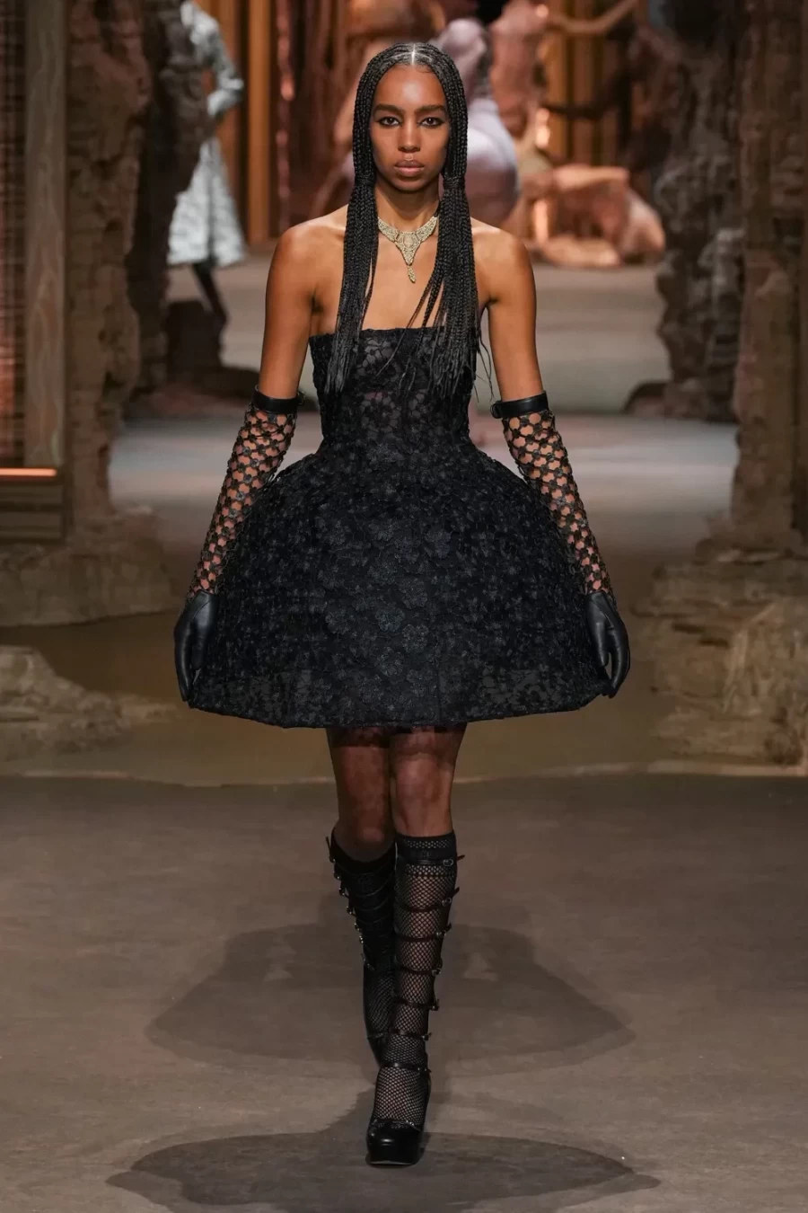 H Paris Fashion Week σήκωσε αυλαία μ' ένα καθηλωτικό show από τον οίκο Dior- Φωτογραφία 3