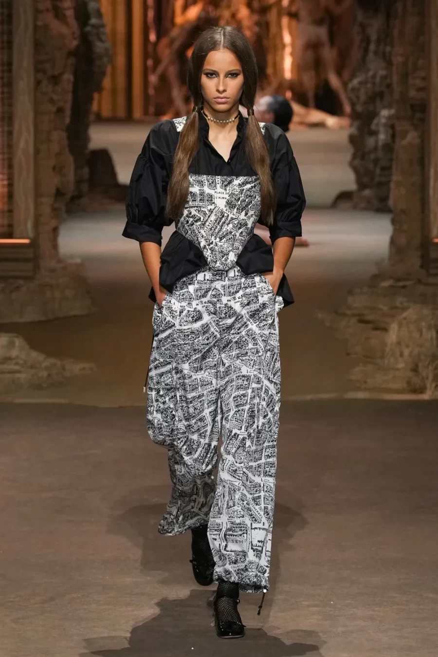 H Paris Fashion Week σήκωσε αυλαία μ' ένα καθηλωτικό show από τον οίκο Dior- Φωτογραφία 6