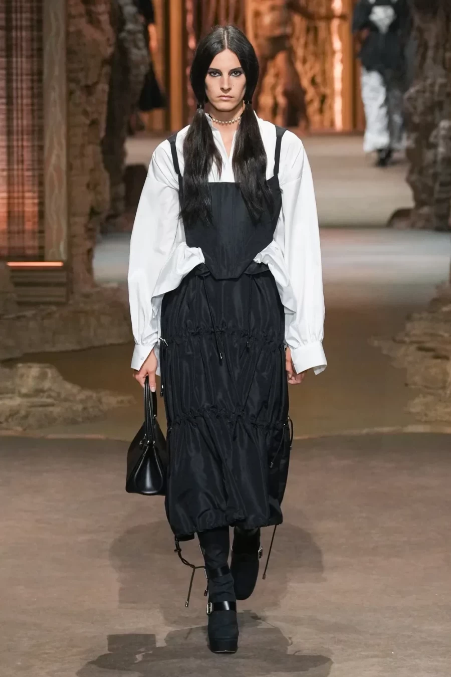 H Paris Fashion Week σήκωσε αυλαία μ' ένα καθηλωτικό show από τον οίκο Dior- Φωτογραφία 16