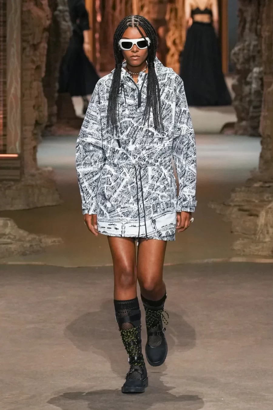H Paris Fashion Week σήκωσε αυλαία μ' ένα καθηλωτικό show από τον οίκο Dior- Φωτογραφία 17