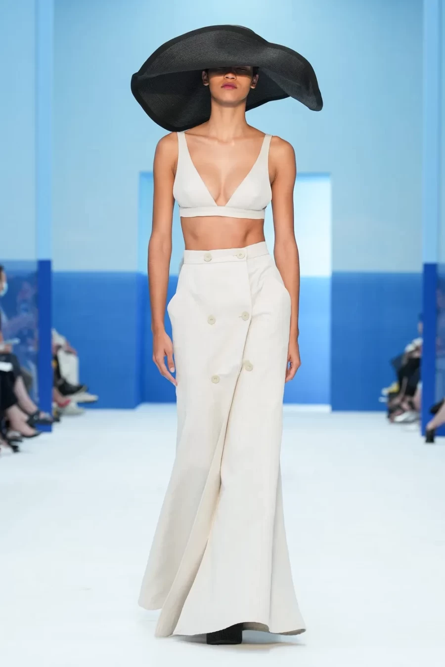 Milan Report: Η Max Mara μας «ταξίδεψε» με τις δημιουργίες της στην ιταλική ριβιέρα του 1930- Φωτογραφία 1