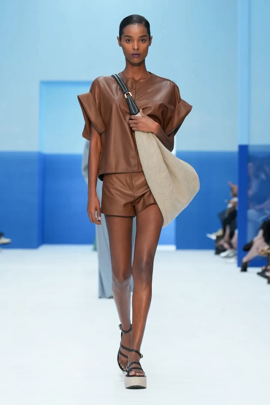 Milan Report: Η Max Mara μας «ταξίδεψε» με τις δημιουργίες της στην ιταλική ριβιέρα του 1930- Φωτογραφία 3