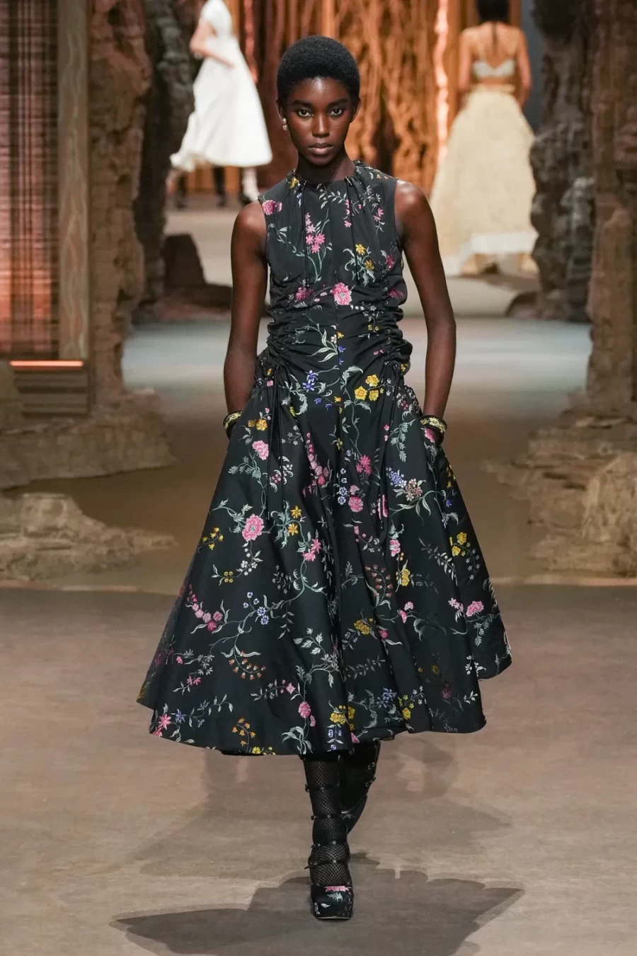 H Paris Fashion Week σήκωσε αυλαία μ' ένα καθηλωτικό show από τον οίκο Dior- Φωτογραφία 33