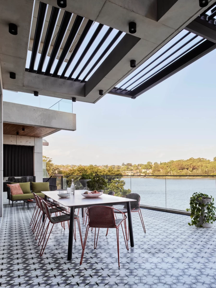 Περιηγηθείτε σε μια τροπική τριώροφη κατοικία με αέρα μοντερνισμού στην προκυμαία του Sydney- Φωτογραφία 1