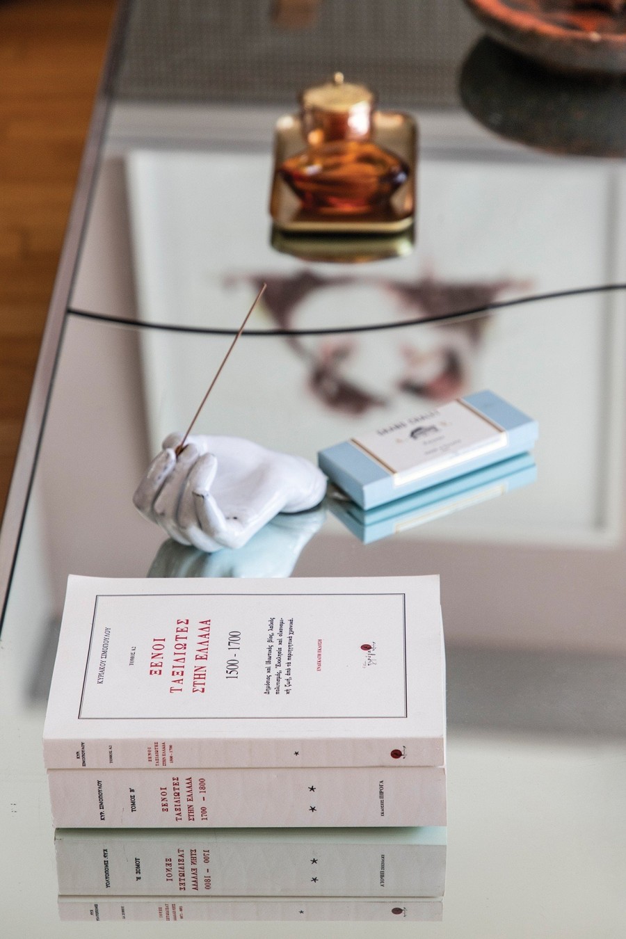 Ο επιτυχημένος δημιουργός κοσμημάτων, Γιάννης Σεργάκης, μας υποδέχεται στο υπέροχο διαμέρισμά του στο κέντρο της Αθήνας- Φωτογραφία 1