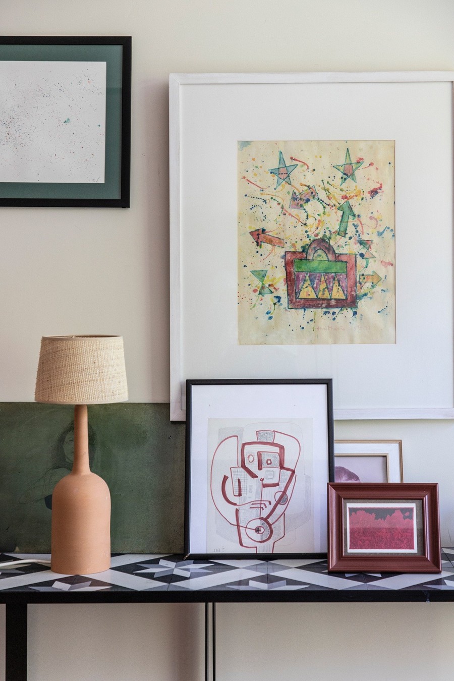 Ο επιτυχημένος δημιουργός κοσμημάτων, Γιάννης Σεργάκης, μας υποδέχεται στο υπέροχο διαμέρισμά του στο κέντρο της Αθήνας- Φωτογραφία 5