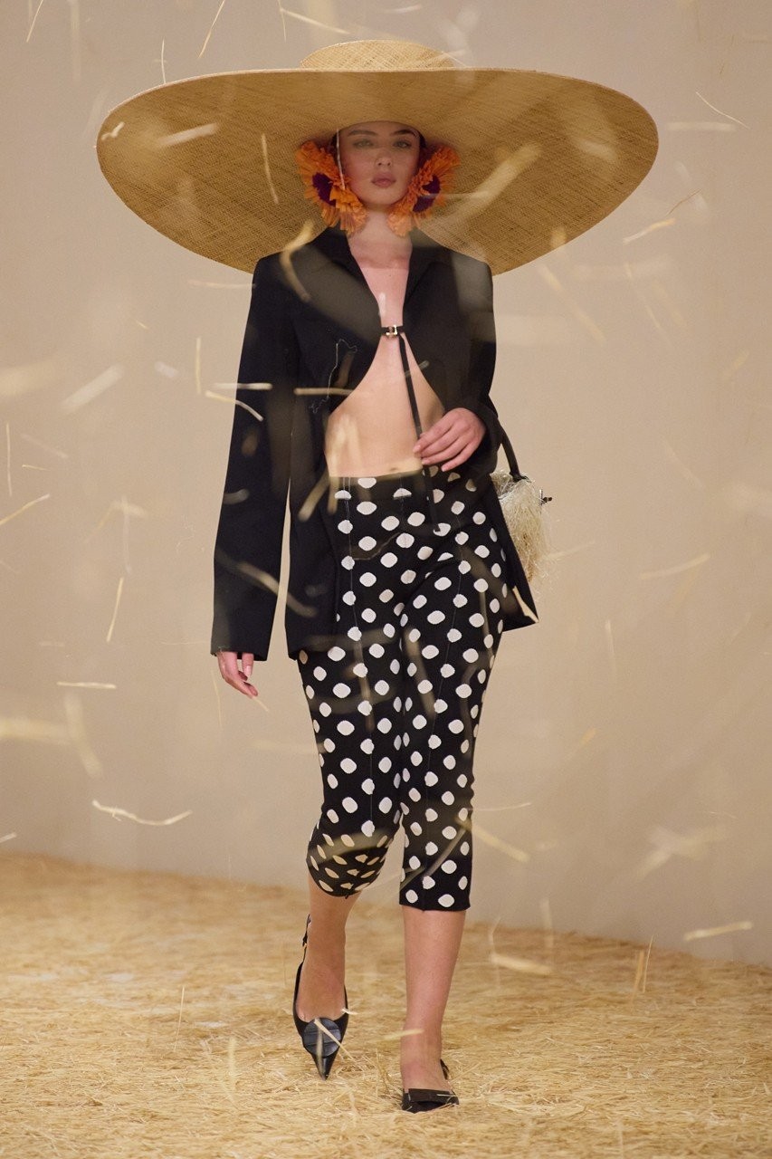 Le Raphia: Το SS23 show του Jacquemus ήταν ένας ύμνος στο πιο τέλειο καλοκαίρι- Φωτογραφία 30