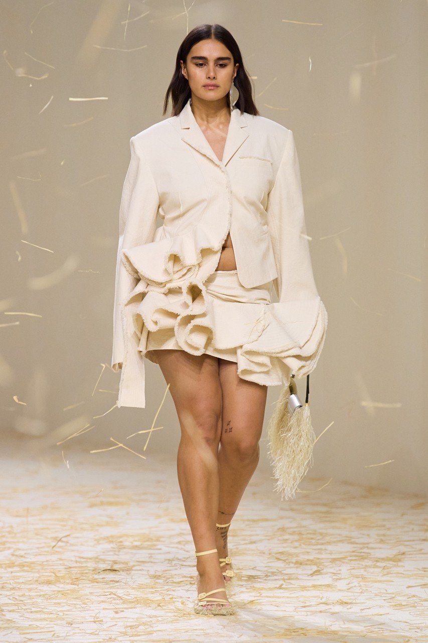 Le Raphia: Το SS23 show του Jacquemus ήταν ένας ύμνος στο πιο τέλειο καλοκαίρι- Φωτογραφία 7