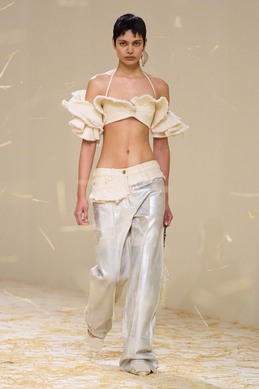 Le Raphia: Το SS23 show του Jacquemus ήταν ένας ύμνος στο πιο τέλειο καλοκαίρι- Φωτογραφία 9