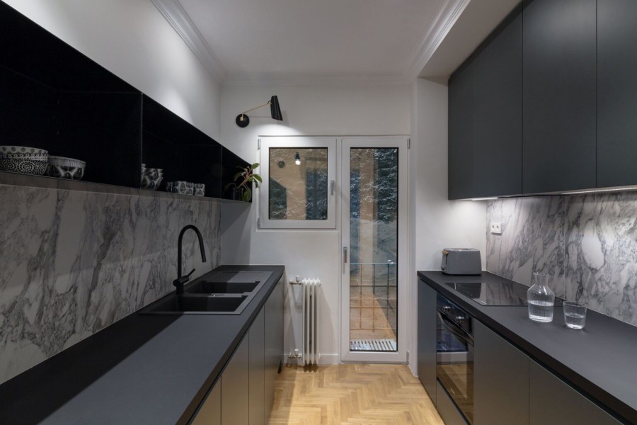 Ένα ευρηματικό διαμέρισμα στο Κολωνάκι που καταφέρνει και χωράει τα πάντα - Φωτογραφία 3