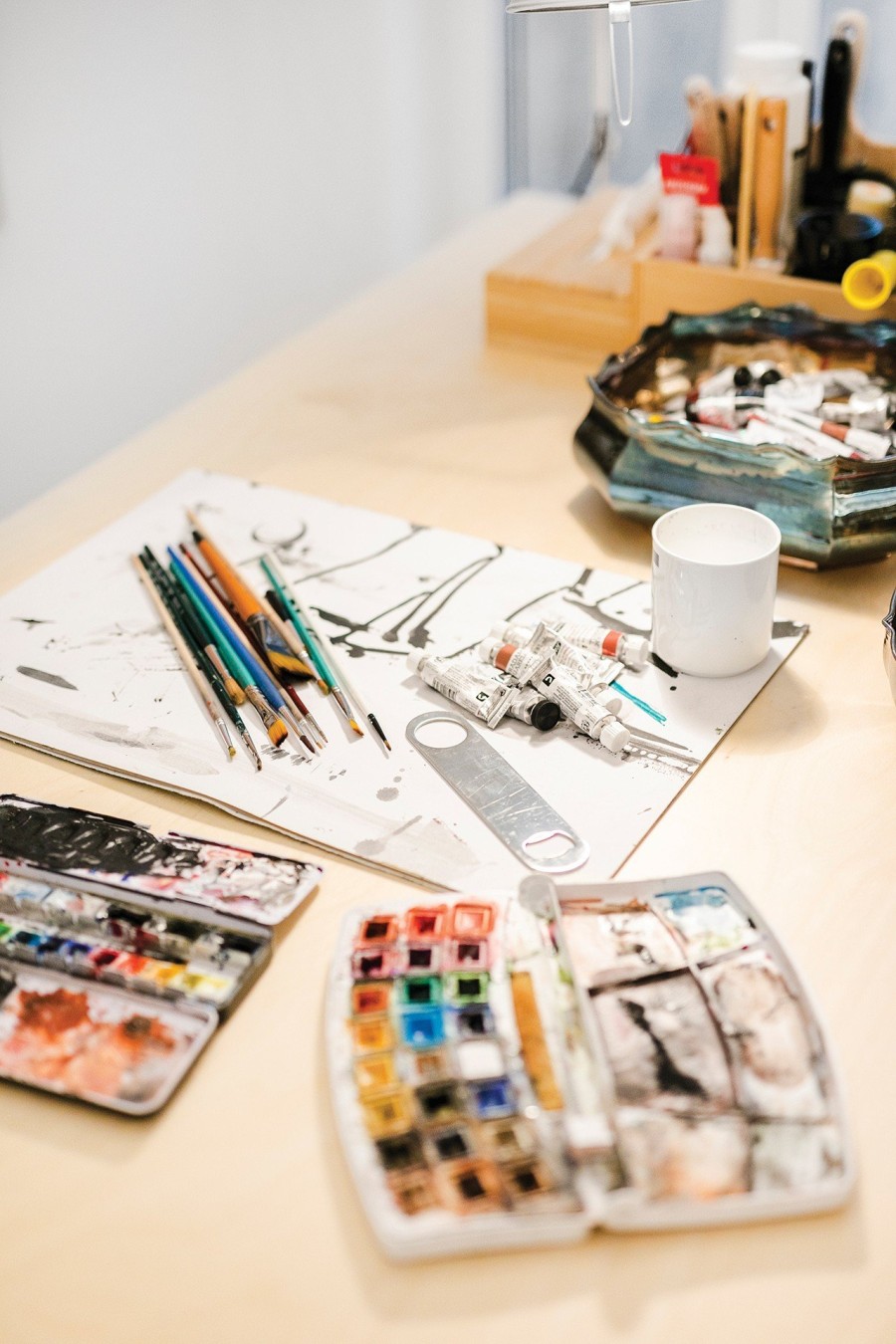 Η εικαστικός Μελίνα Γεωργούδα μάς υποδέχεται στο καλαίσθητο ατελιέ της στο κέντρο της Θεσσαλονίκης- Φωτογραφία 2