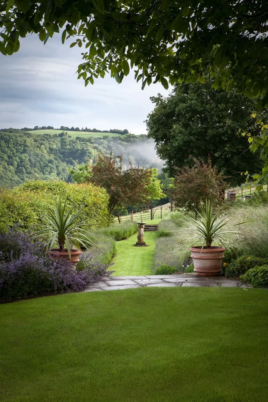 Μαγευτείτε από την απαράμιλλη θέα ενός κήπου με μεσαιωνική έμπνευση στη Γαλλία- Φωτογραφία 3