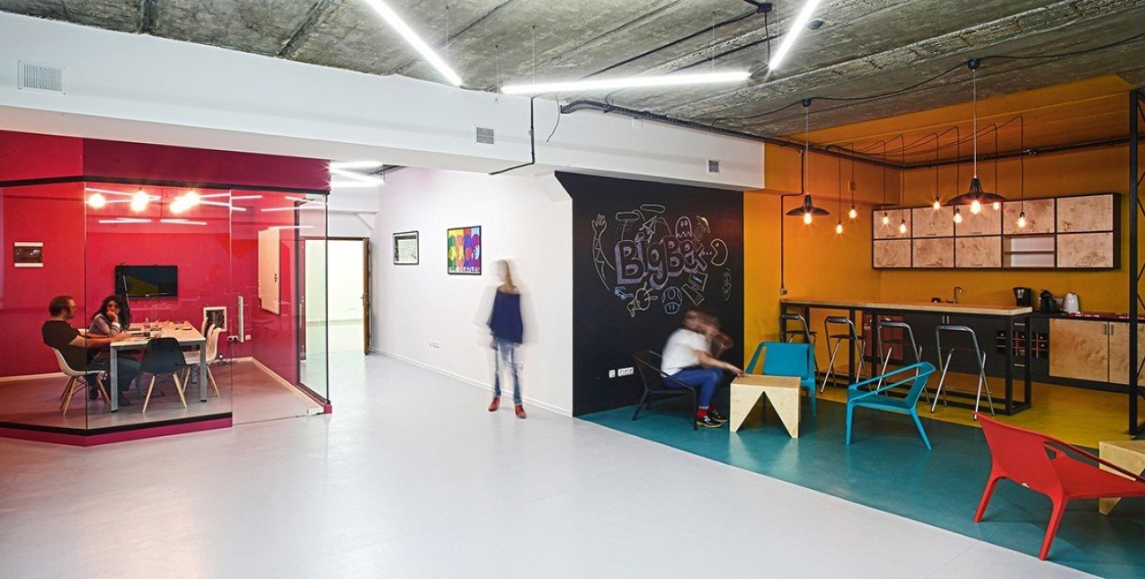 Ένας εντυπωσιακός χώρος γραφείων στην Αρμενία ποντάρει στο χρώμα