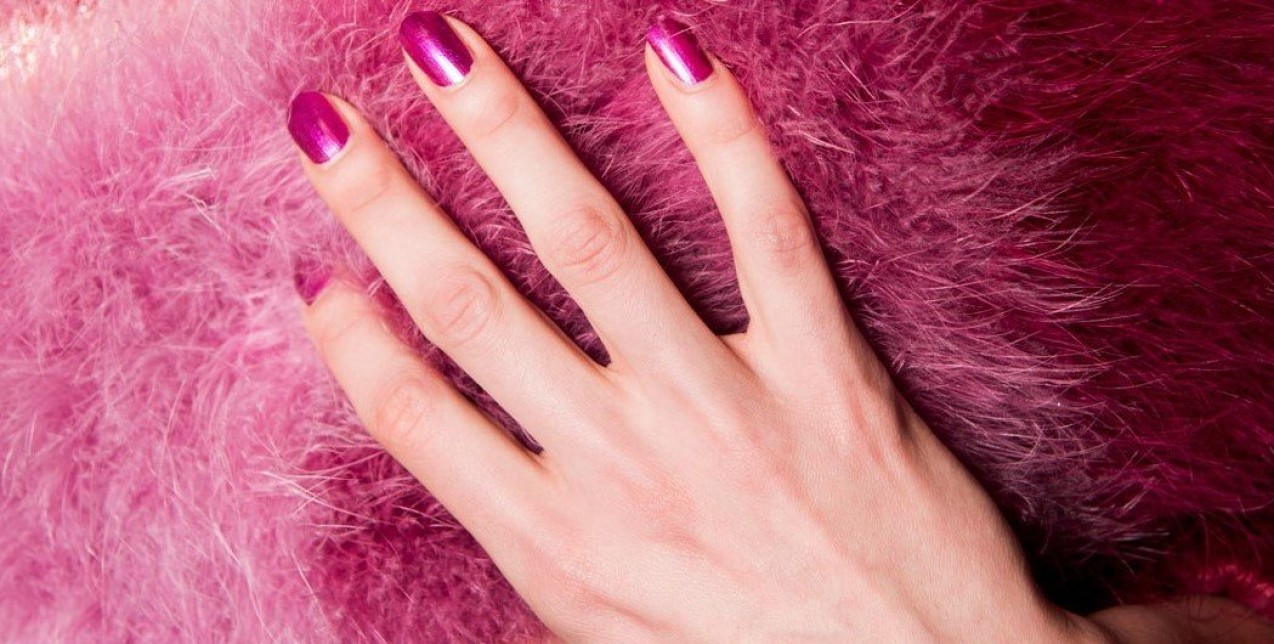 Chrome nails: Πώς να πετύχετε μόνες σας την πιο hot τάση στα νύχια 