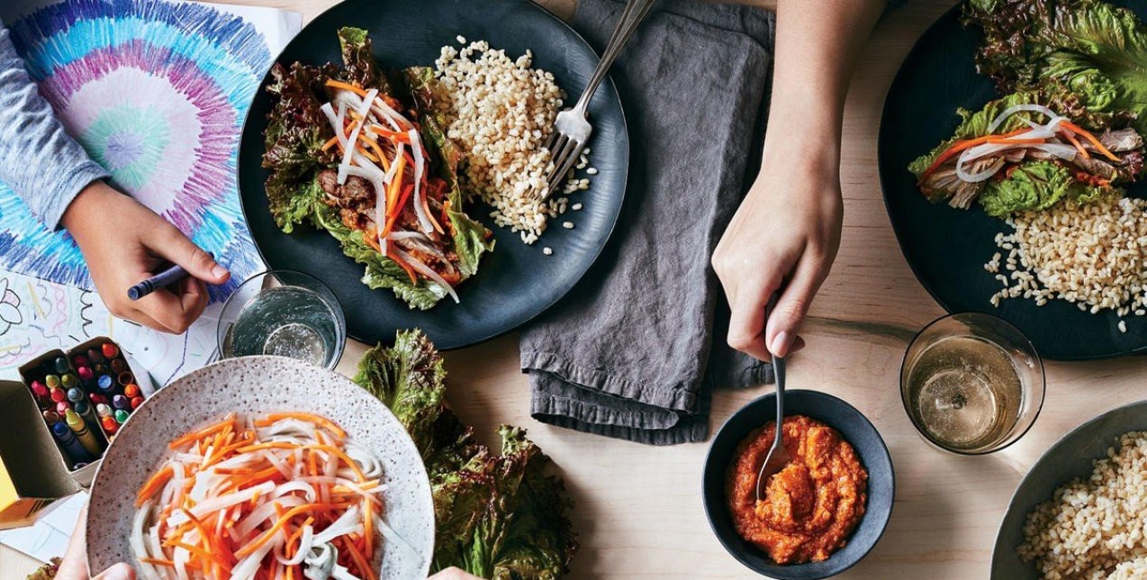 Τα οικογενειακά τραπέζια ευεργετούν τα παιδιά 