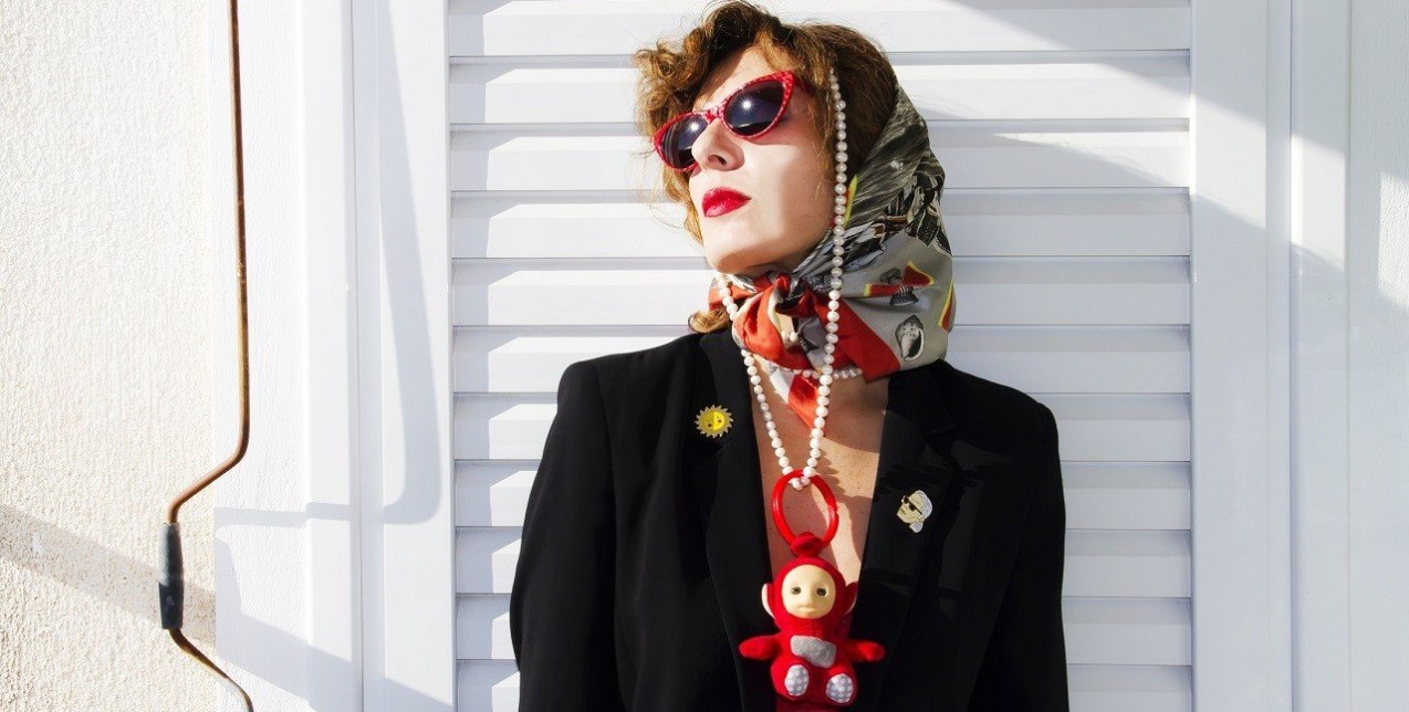 Εικαστικές εκρήξεις στα silky μαντήλια της Λούλας Λεβέντη