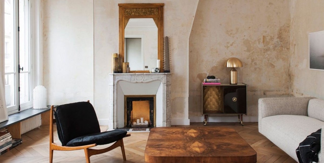 Ένα ανακαινισμένο διαμέρισμα στο Παρίσι ανακαλεί μνήμες με μοντέρνο τρόπο