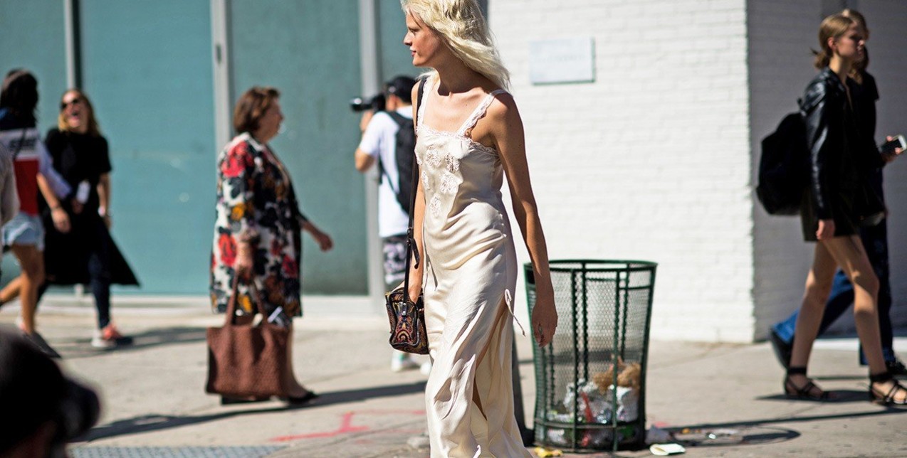Slip dress: γιατί το αγαπάμε και πώς να το φορέσετε σωστά 
