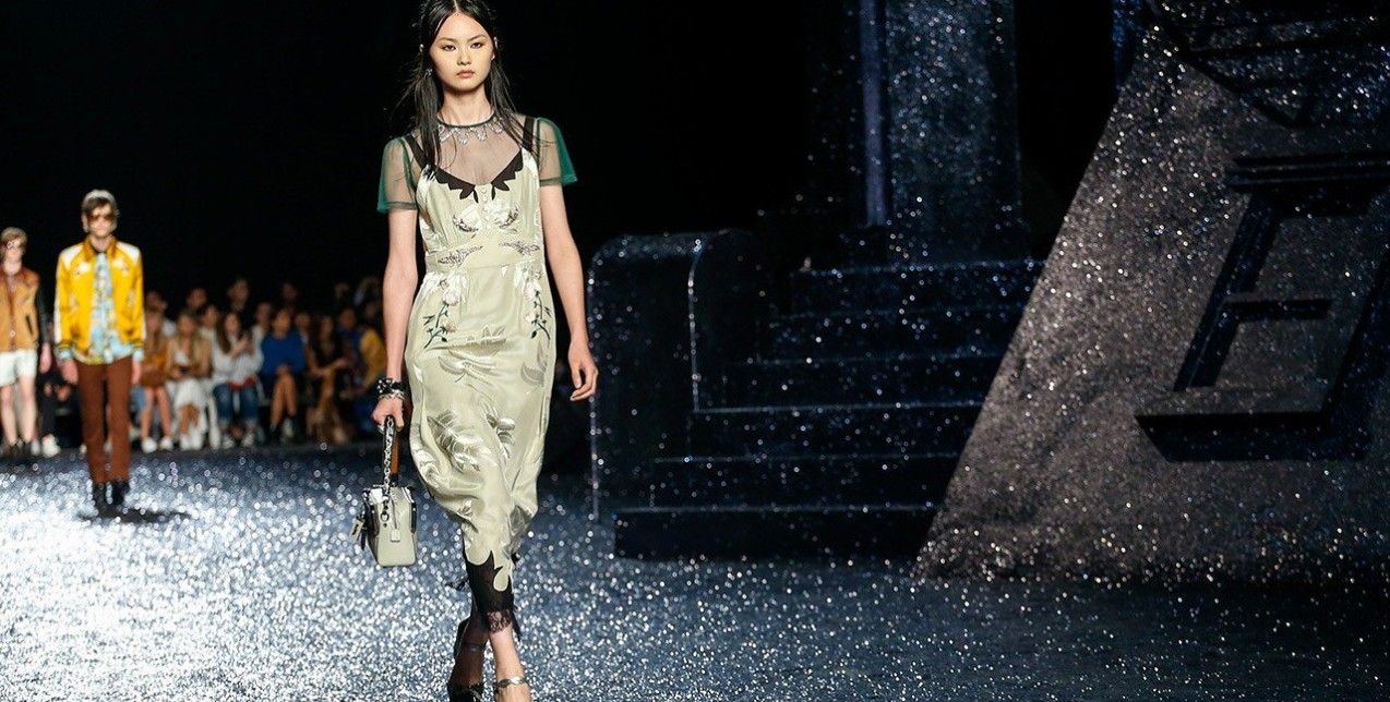 Slip dress: Δείτε τα ωραιότερα κομμάτια από τις SS 2018 πασαρέλες 