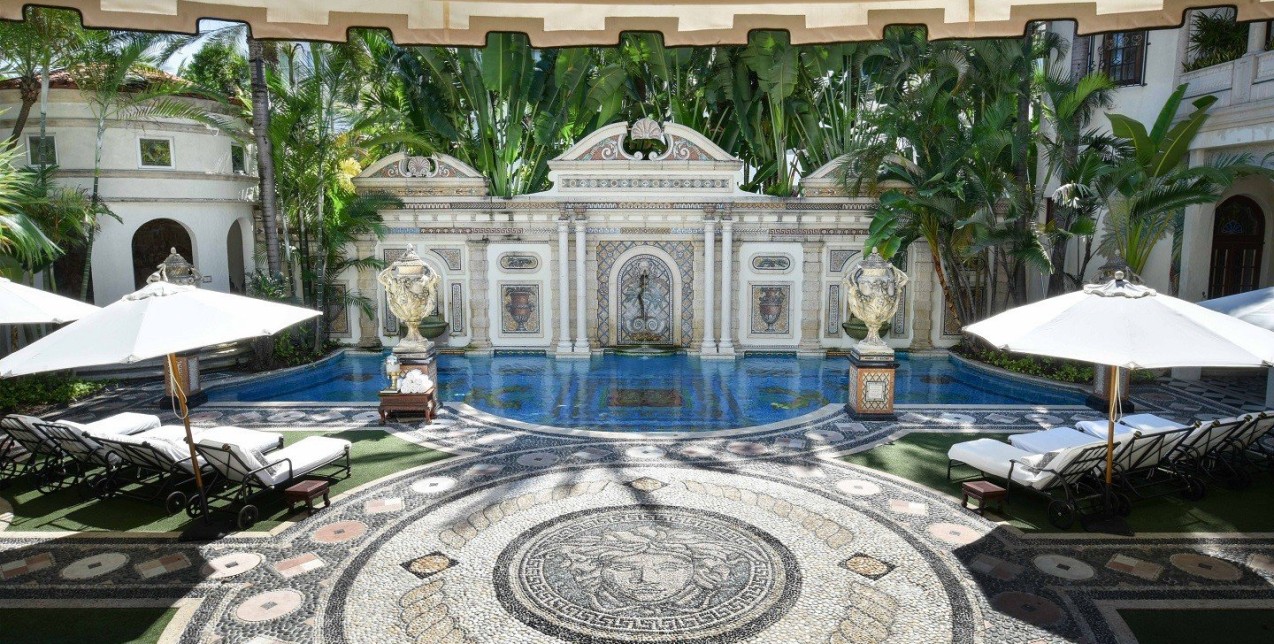 Μπορείτε να μείνετε στο εμβληματικό σπίτι του Gianni Versace 