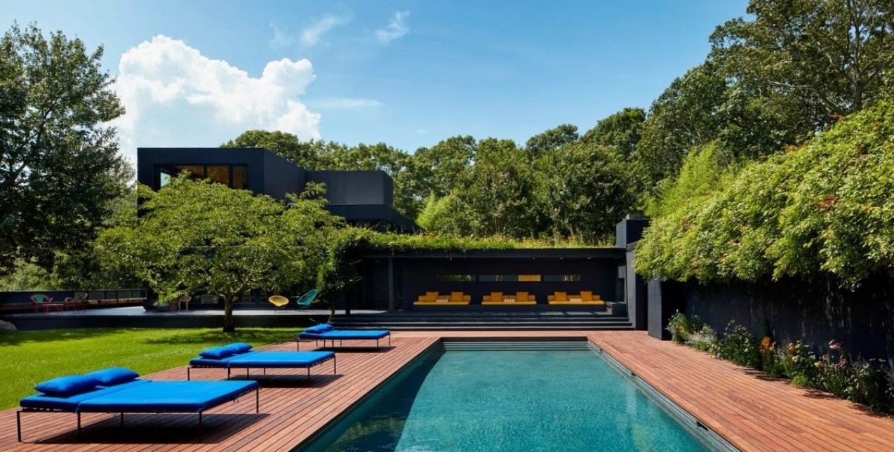 Μυηθείτε στην εξωτική ατμόσφαιρα της έπαυλης του δημοφιλούς φωτογραφικού διδύμου  Inez και Vinoodh στον οικισμό "Water Mill" 