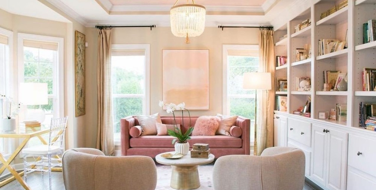 Η κυριαρχία της pink διακόσμησης μας μεταφέρει στη δεκαετία του '90 