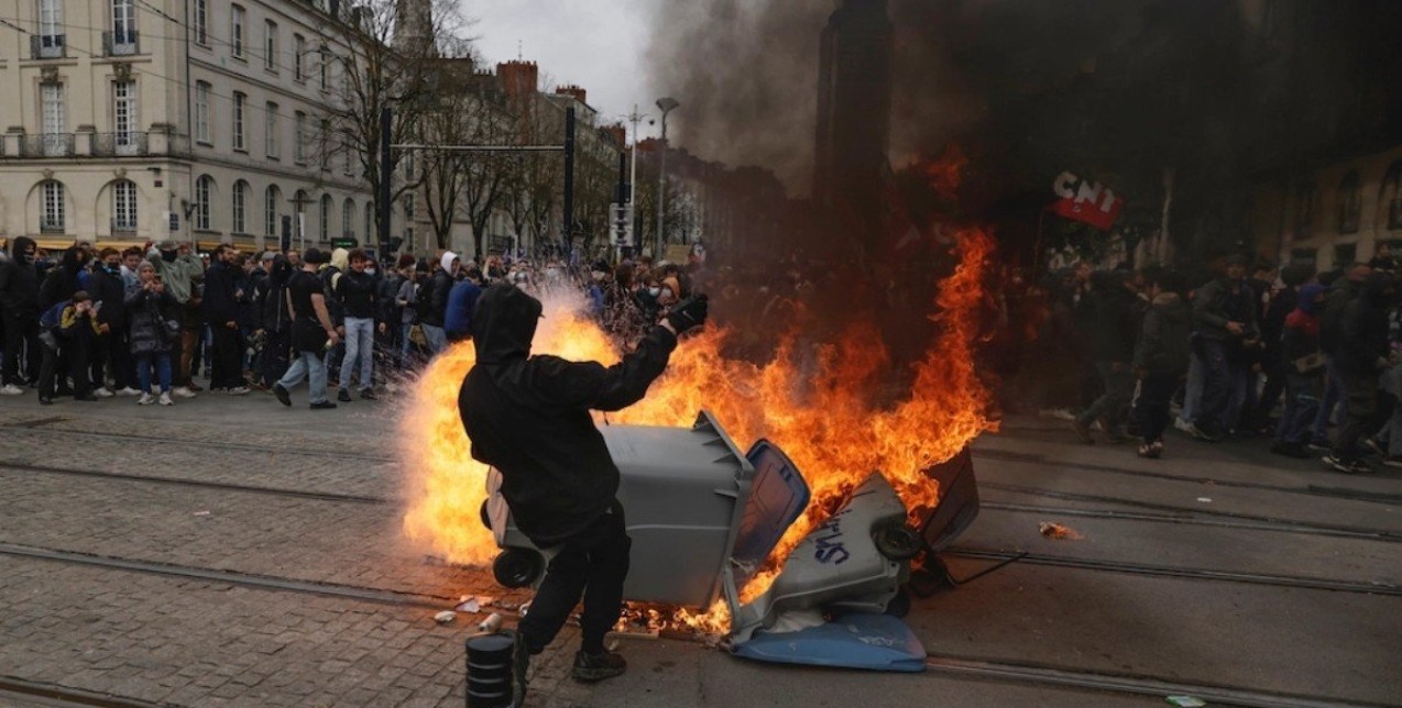 H Γαλλία φλέγεται: Αποκλείστηκε η είσοδος στο Λούβρο - Ξεχειλίζει η οργή των Γάλλων