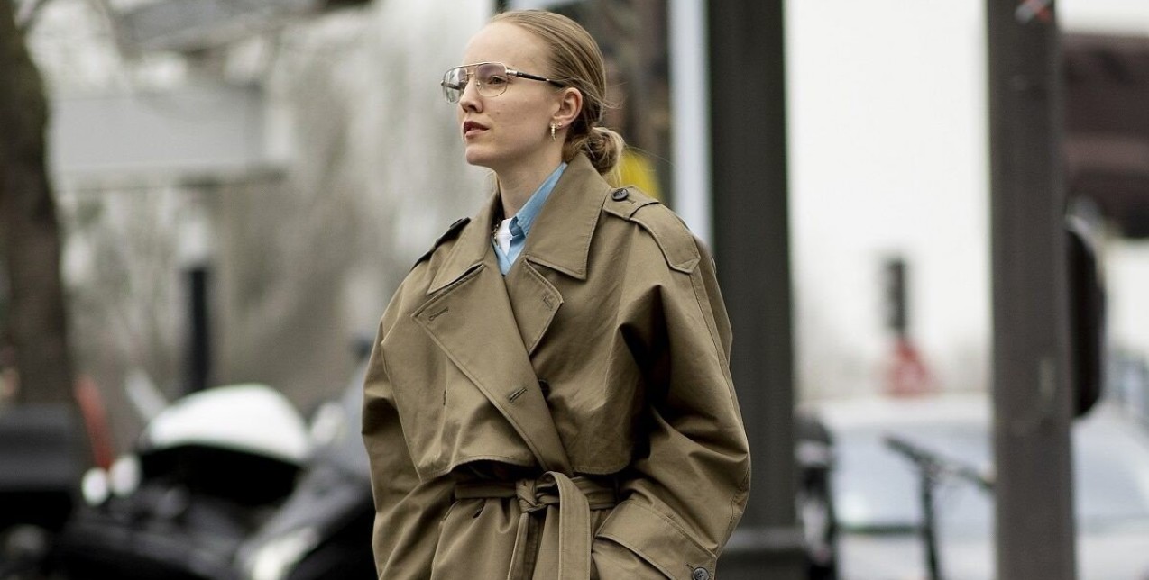 Τα στιλιστικά μυστικά που πρέπει να γνωρίζετε όταν φοράτε καμπαρντίνα