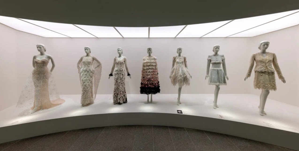 Karl Lagerfeld MET Exhibition: Περιηγούμαστε στην πολλά υποσχόμενη έκθεση 