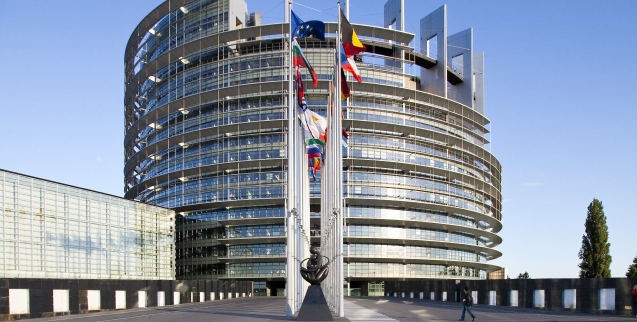 Τελικά τι συμβαίνει όταν σβήνουν τα φώτα στο Ευρωκοινοβούλιο;