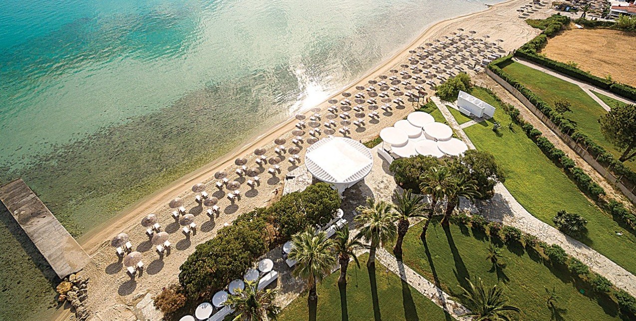 Tο ιστορικό ξενοδοχείο-θρύλος της Χαλκιδικής μας συστήνεται με ανανεωμένο πρόσωπο και σύγχρονο χαρακτήρα