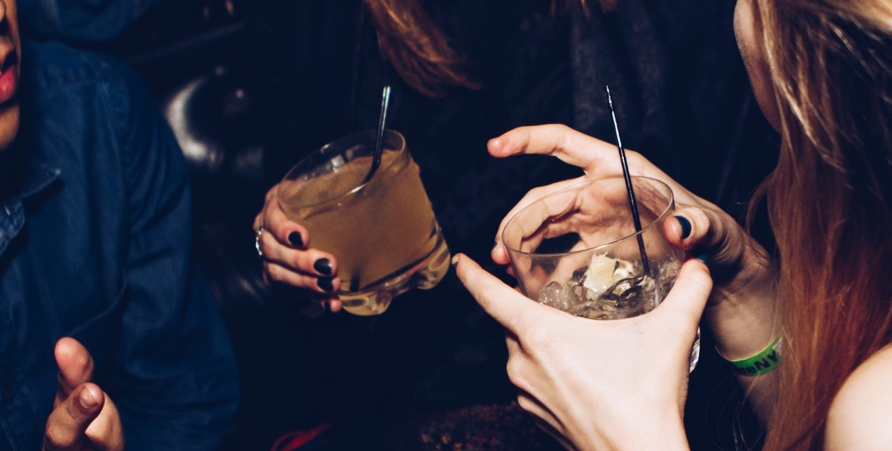 Gin tonic ή λευκό κρασί; Ποιο ποτό πίνουμε όταν κάνουμε δίαιτα 