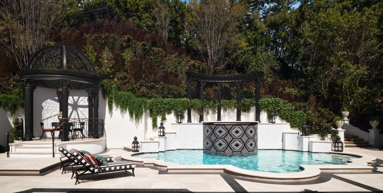 Περιηγηθείτε στην πολυτελή κατοικία του RuPaul στο Beverly Hills 