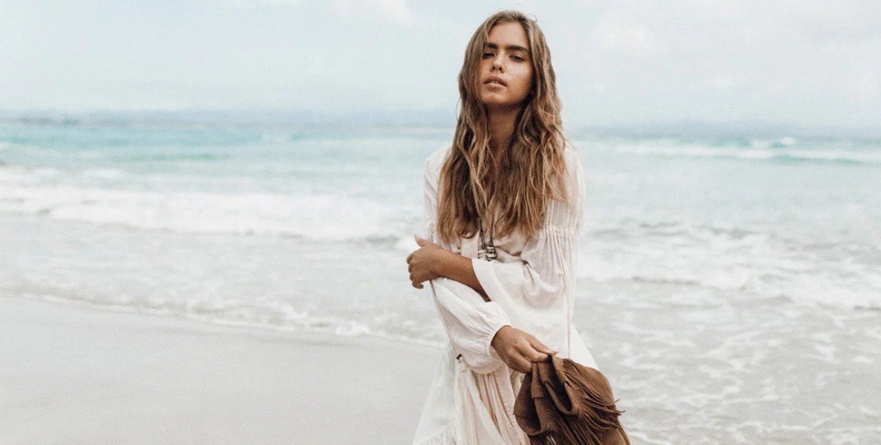 Stylish και στην παραλία: Τα cover ups που θα απογειώσουν το beach look σας 