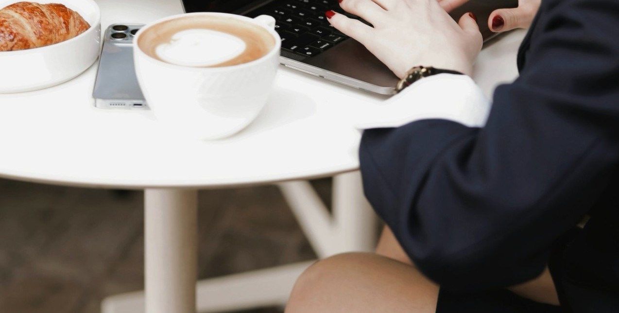 "Pause Fika": Η απρόσμενη συνήθεια των Σουηδών που θα σας κάνει πιο ευτυχισμένους & παραγωγικούς 