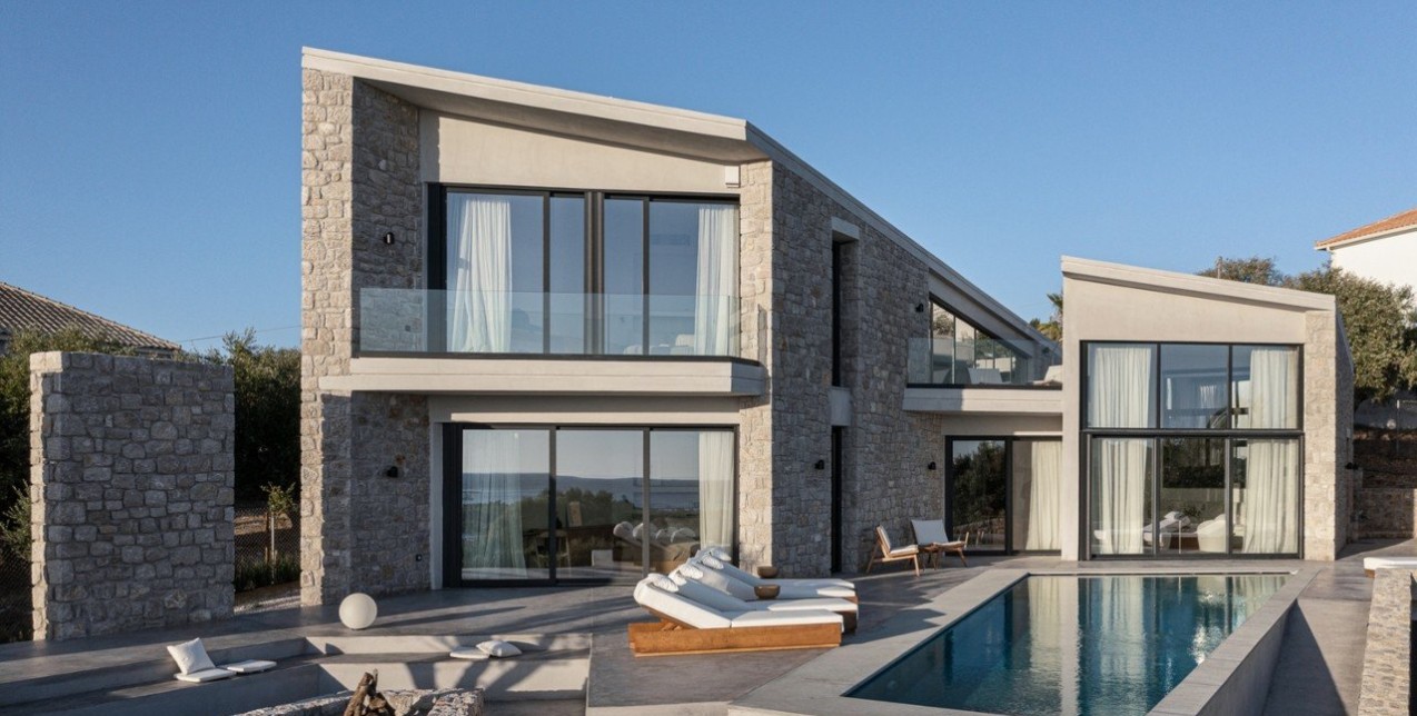 Μια εξοχική κατοικία στο χωριό Μεθώνη της Πύλου είναι μια ωδή στην υψηλή αισθητική 