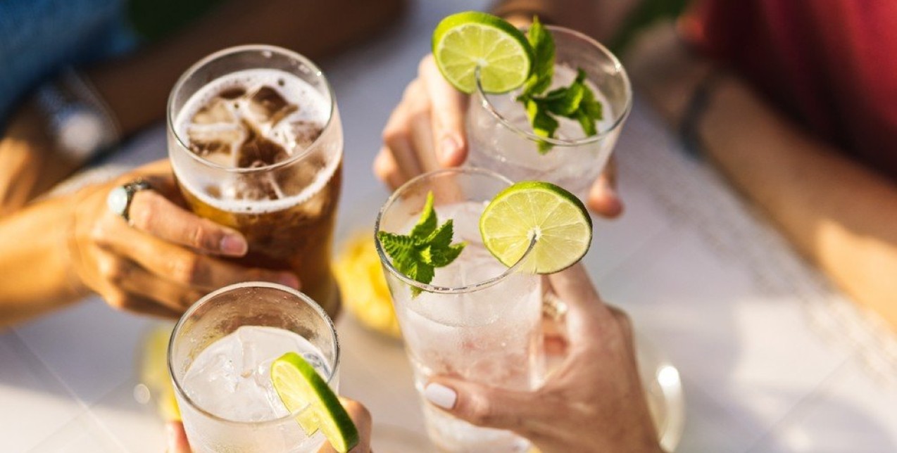 Summer in the city: Που θα απολαύσετε τα πιο δροσιστικά cocktail στη Θεσσαλονίκη