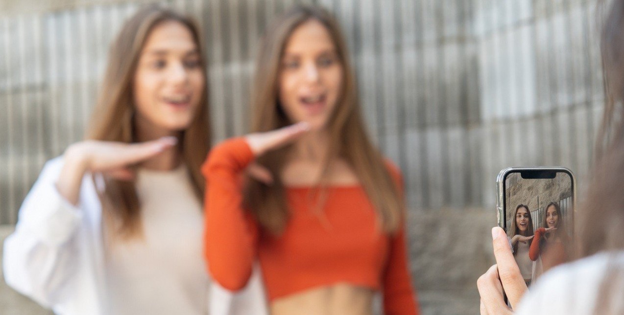 Οι Έλληνες πίσω από τα προφίλ που έγιναν overnight success, κάνουν ένα breakdown του TikTok