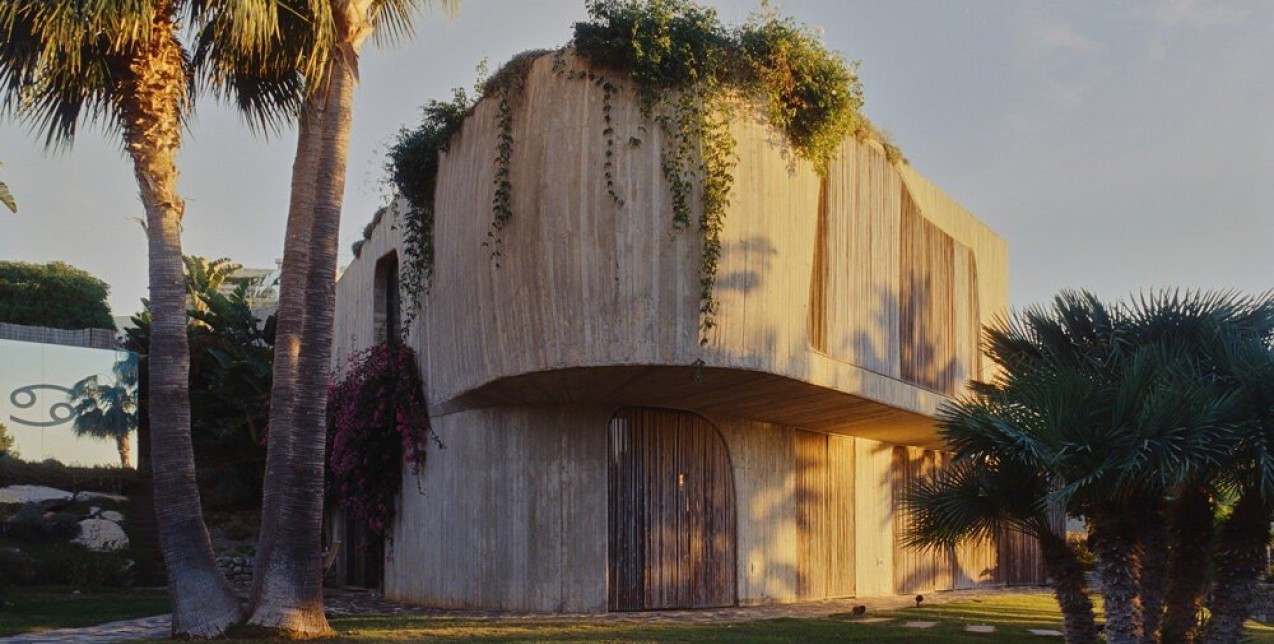 Η βίλα Mediterraneo αγναντεύει την Ίμπιζα μέσα από οθόνες από μπαμπού