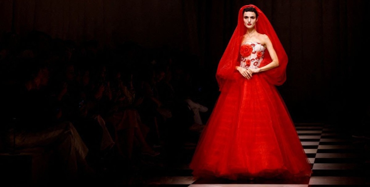 Το Giorgio Armani Privé show θυμίζει ένα πανέμορφο μπουκέτο τριαντάφυλλα