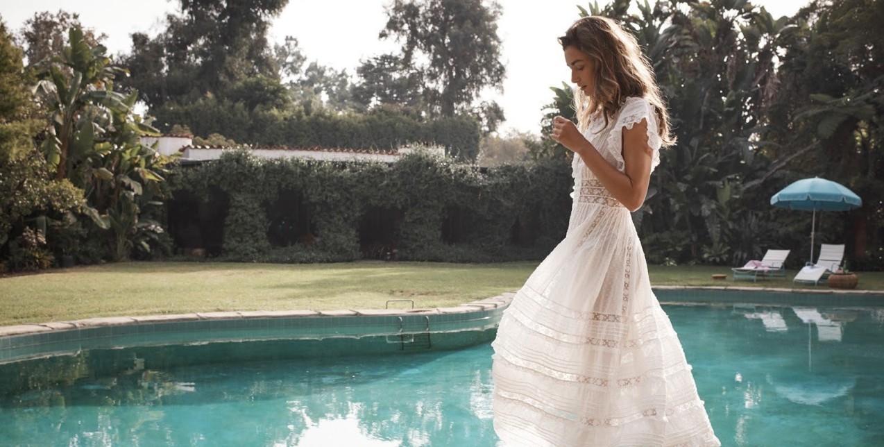 Φορέστε αυτά τα καλοκαιρινά χρώματα για να αναδείξετε το μαύρισμά σας