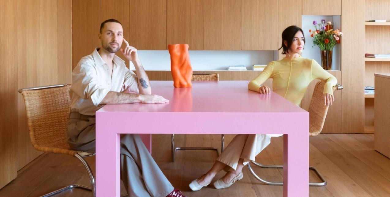 Απολαύστε το ατμοσφαιρικό apartment του ψηφιακού καλλιτέχνη με έδρα τη Βαρκελώνη Andrés Reisinger 