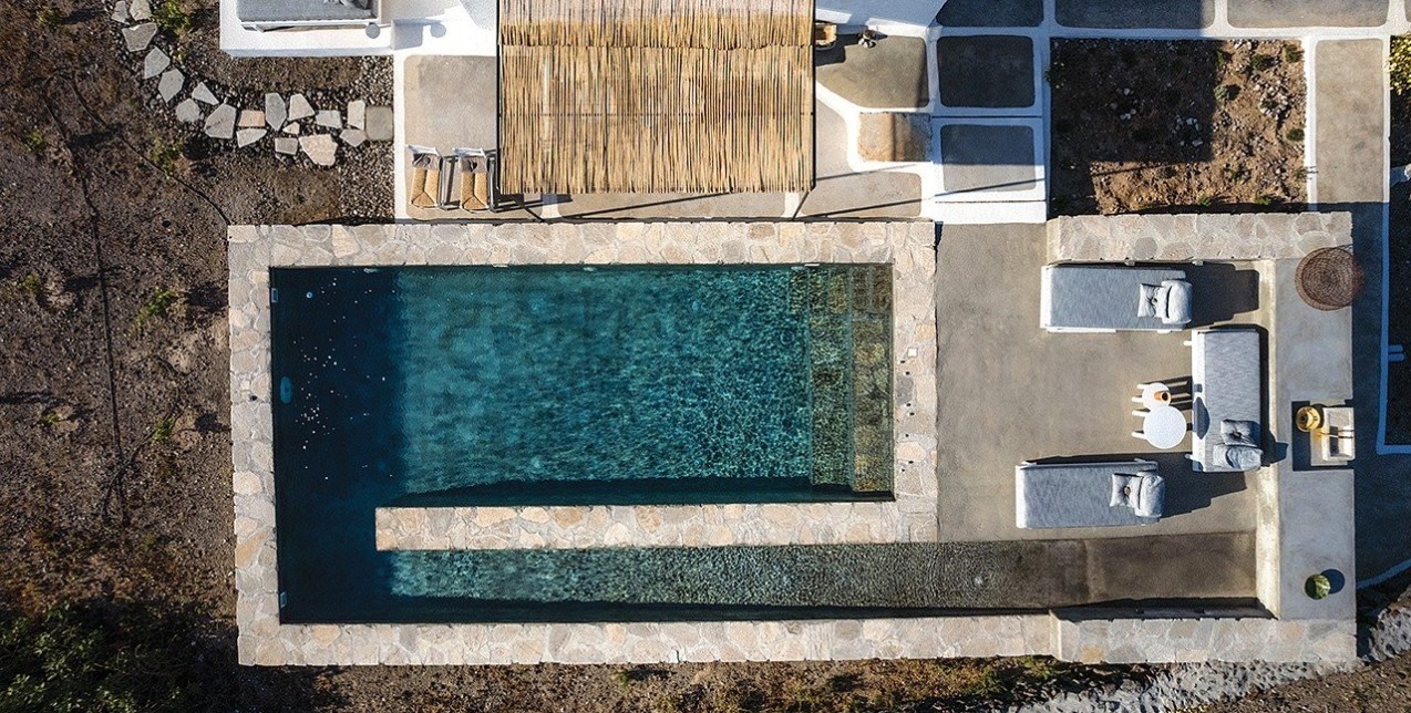 Simplicity  is the key: Το eclectic spot στη Θηρασιά που έχει γίνει στάση ζωής για τα καλοκαίρια