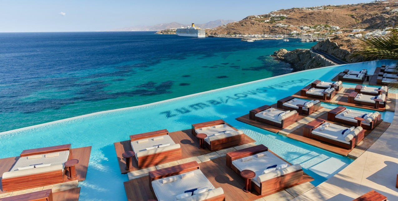 Δείτε την φαντασμαγορική πισίνα που αυτή τη στιγμή είναι το πιο hot σημείο στη Μύκονο