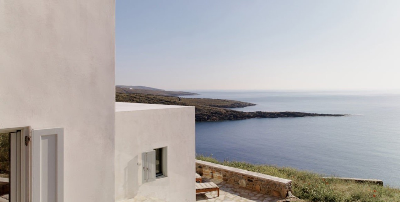 Ένα μοντέρνο νησιώτικο σπίτι στην Κύθνο συνδυάζει την παράδοση με το σύγχρονο design 
