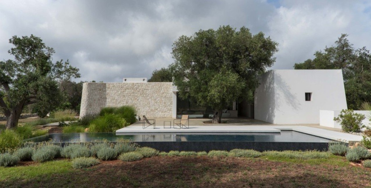 Mια μονοκατοικία στην Puglia της Νότιας Ιταλίας είναι βουτηγμένη στο πράσινο και σέβεται το περιβάλλον της